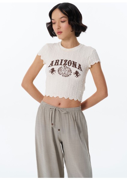 Yazı Baskılı Gofre Crop Tişört Ekru