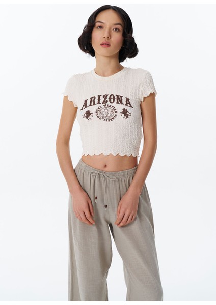 Yazı Baskılı Gofre Crop Tişört Ekru