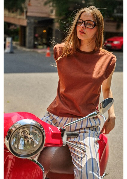 Vatkalı Kolsuz Basic Tişört Kahverengi