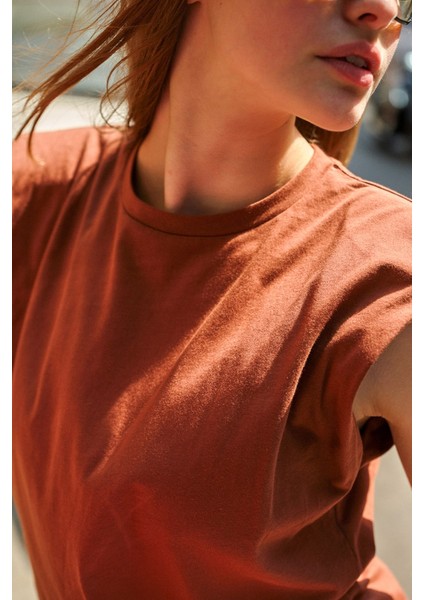 Vatkalı Kolsuz Basic Tişört Kahverengi