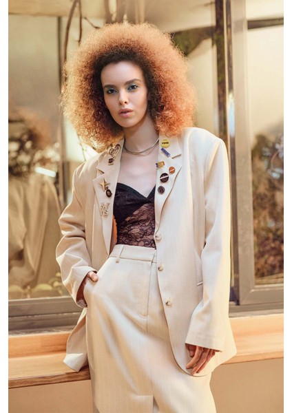 Rozet Aksesuarlı Çizgili Blazer Ceket Bej