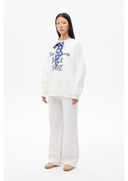 Fularlı Yazı Nakışlı Oversize Sweatshirt Ekru