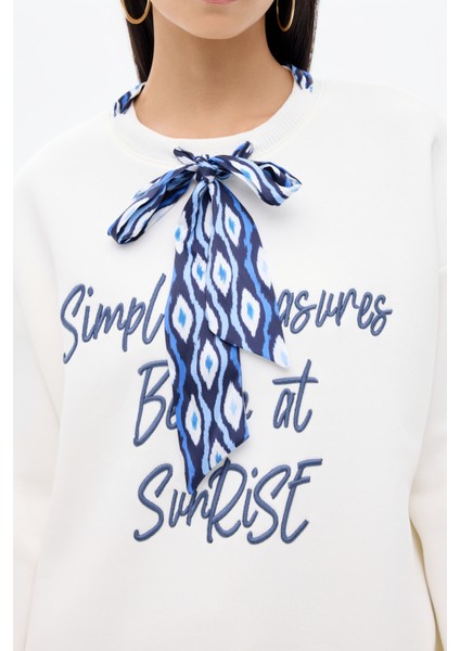 Fularlı Yazı Nakışlı Oversize Sweatshirt Ekru