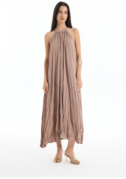 Kırışık Görünümlü Halter Yaka Uzun Elbise Açık Kahverengi
