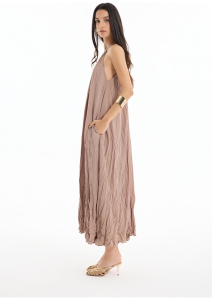 Kırışık Görünümlü Halter Yaka Uzun Elbise Açık Kahverengi