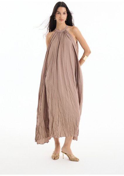 Kırışık Görünümlü Halter Yaka Uzun Elbise Açık Kahverengi