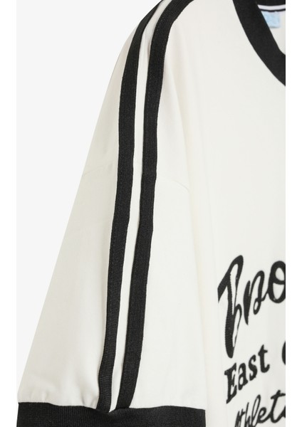 Brooklyn Nakışlı V Yaka Oversize Tişört Ekru indirimleri