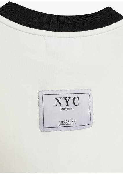 Brooklyn Nakışlı V Yaka Oversize Tişört Ekru