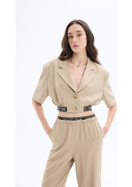 Beli Yazılı Kruvaze Yaka Düğmeli Kısa Ceket Bej