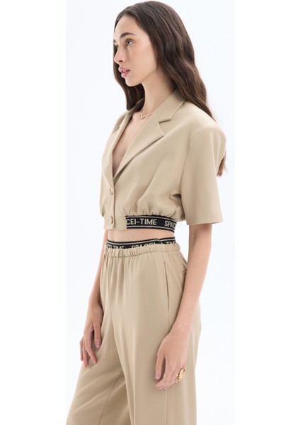 Beli Yazılı Kruvaze Yaka Düğmeli Kısa Ceket Bej