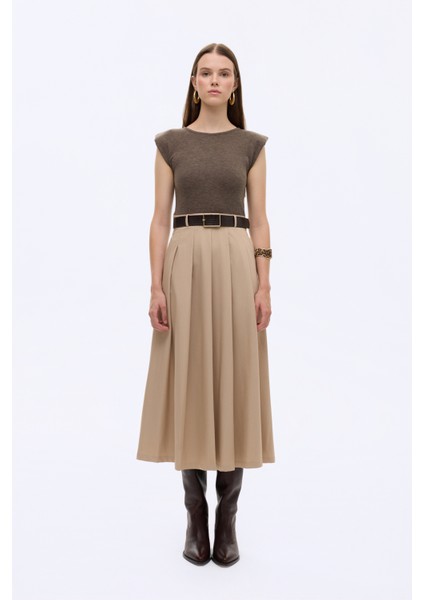 Kemerli Kontrast Kumaşlı Pileli Midi Elbise Kahverengi