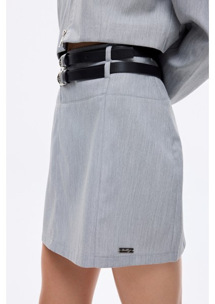 Çift Kemerli Metal Etiket Detaylı Mini Etek Gri