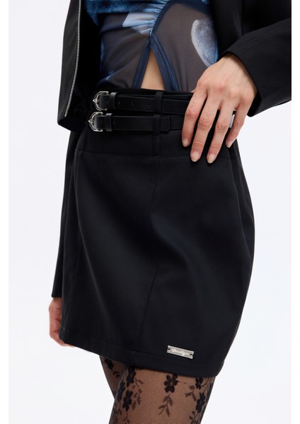 Çift Kemerli Metal Etiket Detaylı Mini Etek Siyah
