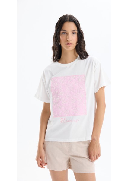 Blok Detaylı Çiçek Nakışlı Tişört Ekru