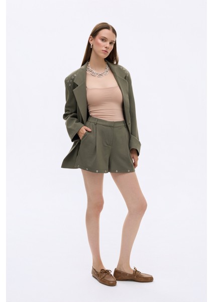 Kuş Gözü Aksesuarlı Önü Pileli Mini Şort Haki fiyatları