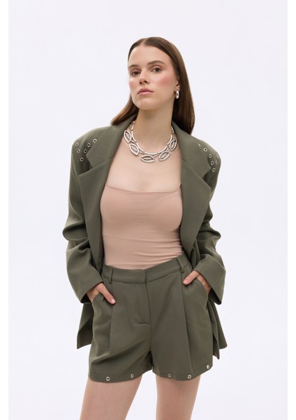 Kuş Gözü Aksesuarlı Önü Pileli Mini Şort Haki fırsatları
