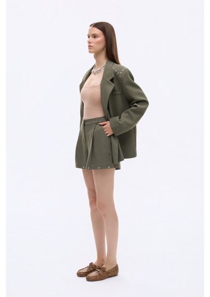 Kuş Gözü Aksesuarlı Önü Pileli Mini Şort Haki indirimleri