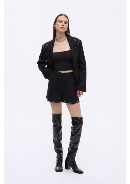 Kuş Gözü Aksesuarlı Önü Pileli Mini Şort Siyah fiyatları