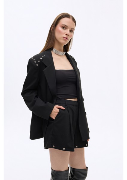 Kuş Gözü Aksesuarlı Önü Pileli Mini Şort Siyah fırsatları