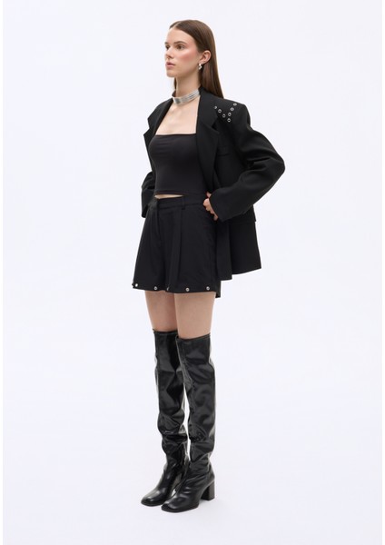 Kuş Gözü Aksesuarlı Önü Pileli Mini Şort Siyah indirimleri