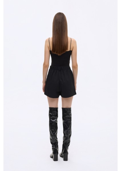 Kuş Gözü Aksesuarlı Önü Pileli Mini Şort Siyah