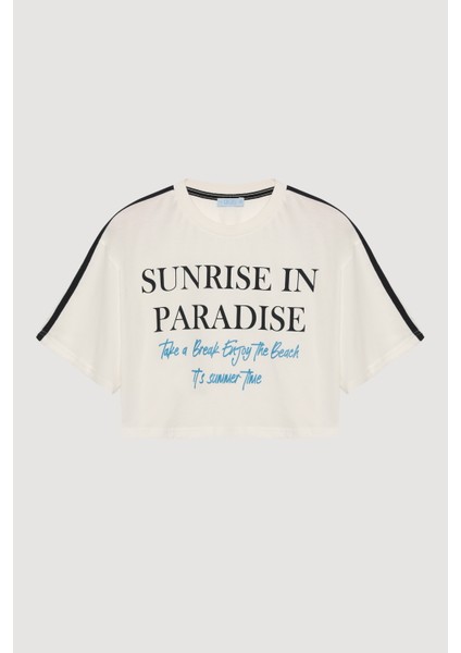 Biye Detaylı Yazı Baskılı Crop Tişört Ekru fırsatları