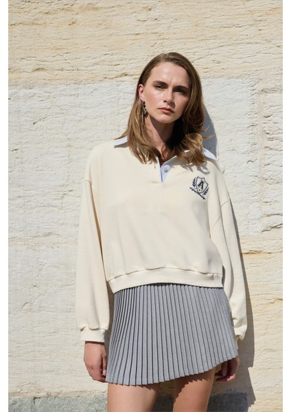 Çizgili Gömlek Yaka Detaylı Arma Nakışlı Oversize Sweatshirt Bej
