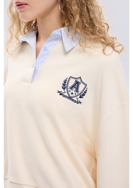 Çizgili Gömlek Yaka Detaylı Arma Nakışlı Oversize Sweatshirt Bej