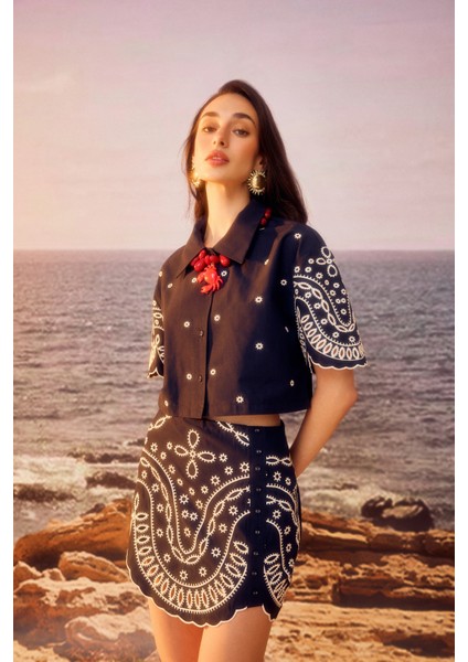 Mini Çiçek Işlemeli Kolları Nakışlı Gömlek Lacivert