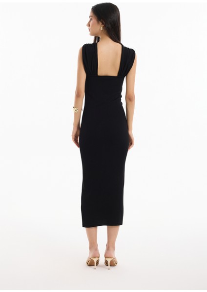 Gold Aksesuarlı Uzun Elbise Siyah