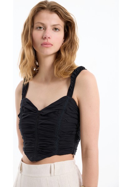 Dantel Detaylı Drapeli Crop Bluz Siyah