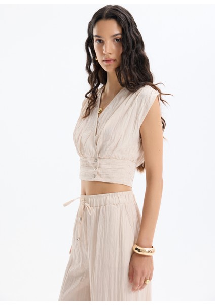 Kırışık Görünümlü Kolsuz Düğmeli Bluz Bej