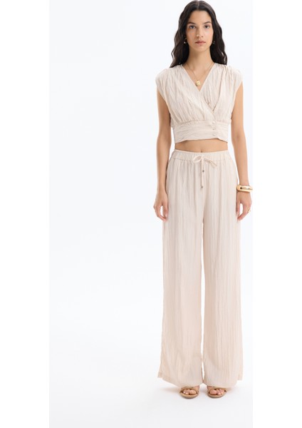 Kırışık Görünümlü Kolsuz Düğmeli Bluz Bej