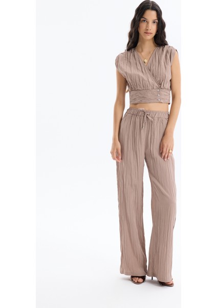 Kırışık Görünümlü Kolsuz Düğmeli Bluz Açık Kahverengi