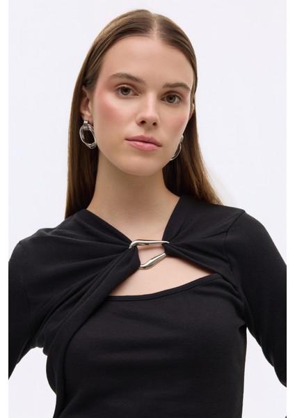 Halka Aksesuarlı Drapeli Asimetrik Yaka Bluz Siyah