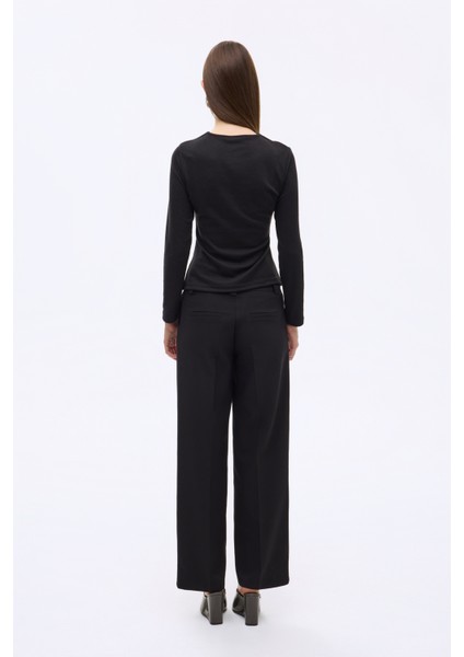 Halka Aksesuarlı Drapeli Asimetrik Yaka Bluz Siyah