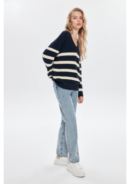 V Yaka Çizgili Triko Kazak Lacivert-Ekru