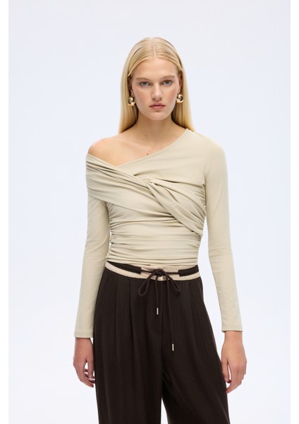 Drapeli Asimetrik Düğümlü Bluz Bej fırsatları