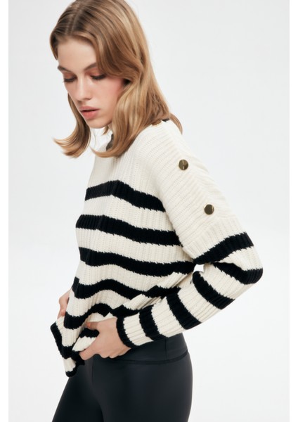 Omzu Düğmeli Çizgili Kazak Siyah