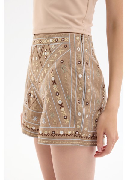 Etnik Nakış Işlemeli Pul Süslemeli Mini Şort Bej