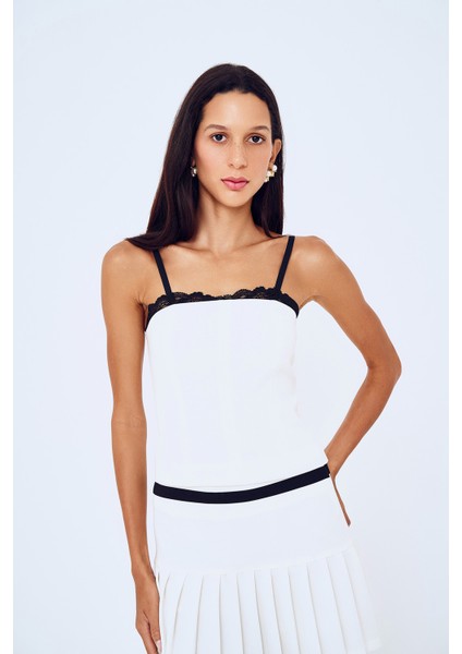 Dantel Detaylı Askılı Bluz Ekru