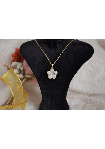 Şık Zirkon Taş Tasarımıyla Çelik Kolye