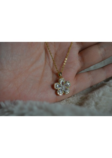 Şık Zirkon Taş Tasarımıyla Çelik Kolye indirimleri