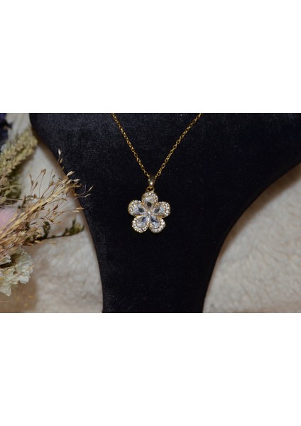 Şık Zirkon Taş Tasarımıyla Çelik Kolye