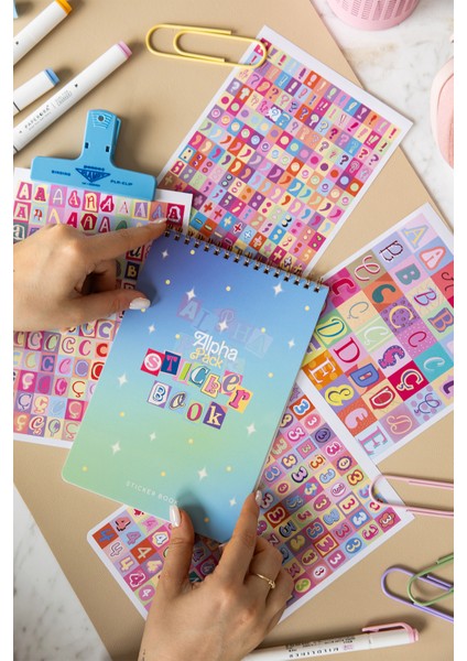 A5 18 Yaprak Harf Sticker Defteri – Alfabe, Rakam ve Noktalama Işaretleri Seti