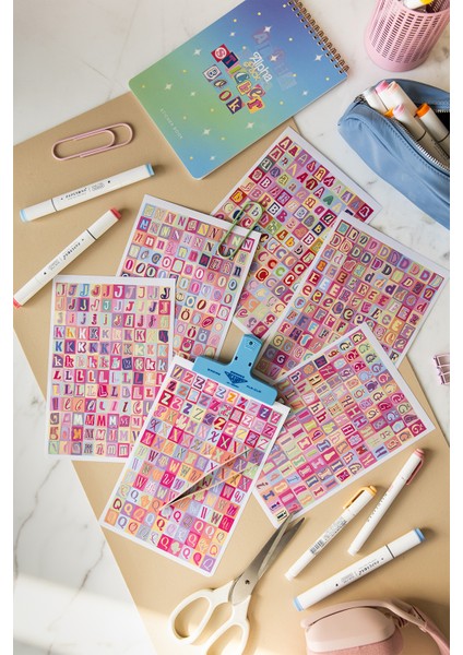 A5 18 Yaprak Harf Sticker Defteri – Alfabe, Rakam ve Noktalama Işaretleri Seti fırsatları