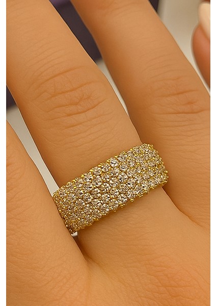 Altın ve Gümüş Renkli, Elmas Taşlarla Süslenmiş Zarif Bir Kadın Yüzüğü. Yüzük Bakır Malzemeden Üretilmiştir. fiyatları