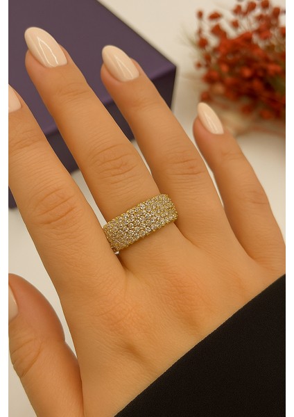 Altın ve Gümüş Renkli, Elmas Taşlarla Süslenmiş Zarif Bir Kadın Yüzüğü. Yüzük Bakır Malzemeden Üretilmiştir. modelleri