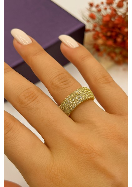 Altın ve Gümüş Renkli, Elmas Taşlarla Süslenmiş Zarif Bir Kadın Yüzüğü. Yüzük Bakır Malzemeden Üretilmiştir. fırsatları