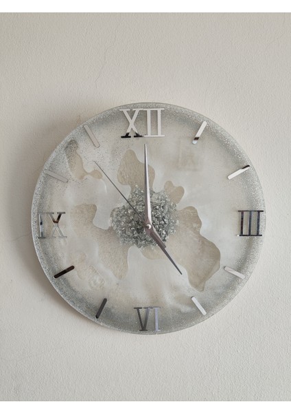 | El Yapımı Epoksi Duvar Saati 35 cm | Parlak Simli & Şeffaf Reçine | Lüks Modern Dekoratif Tasarım | Modern Ev Dekoru | Ev & Ofis Dekoru fiyatları